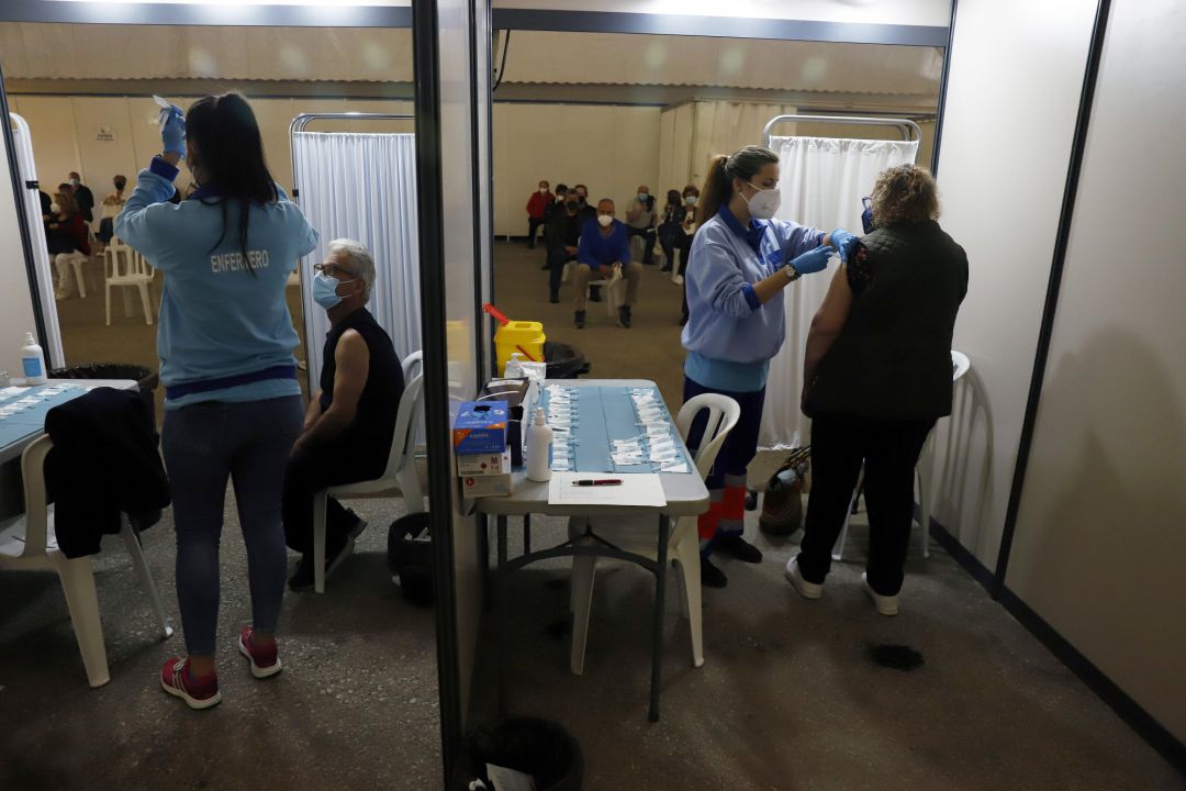 Personal sanitario administra la vacuna contra la Covid-19 Personal sanitario administra la vacuna contra la Covid-19
