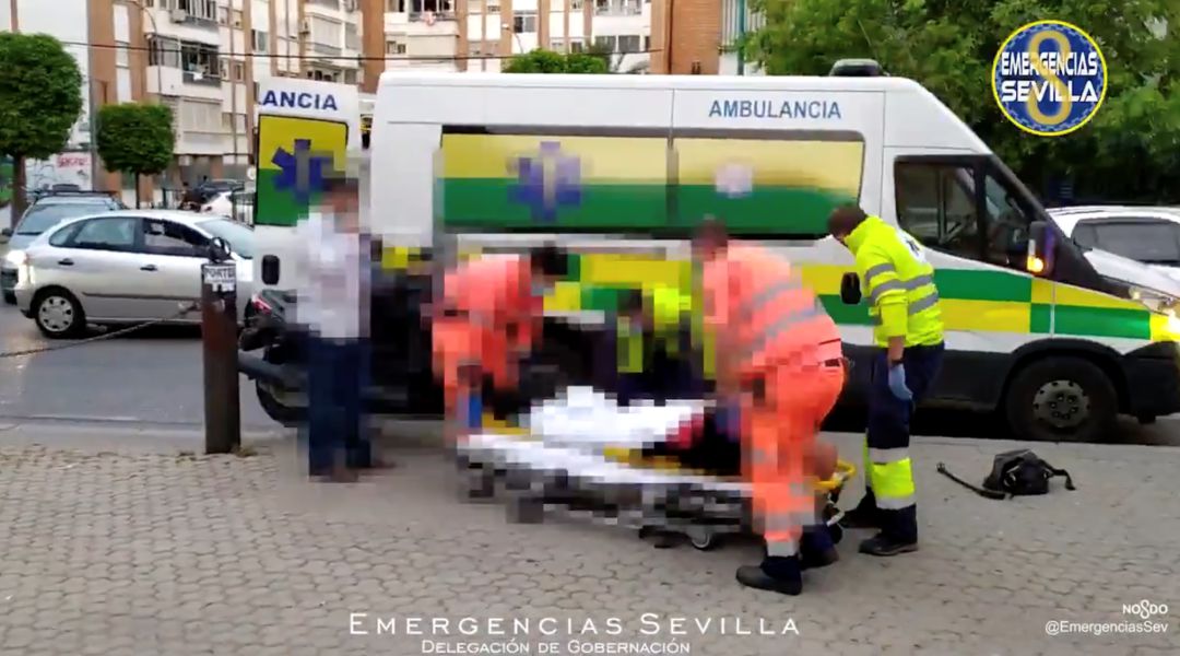 Sanitarios atendiendo al peatón atropellado esta mañana en Sevilla Sanitarios atendiendo al peatón atropellado esta mañana en Sevilla