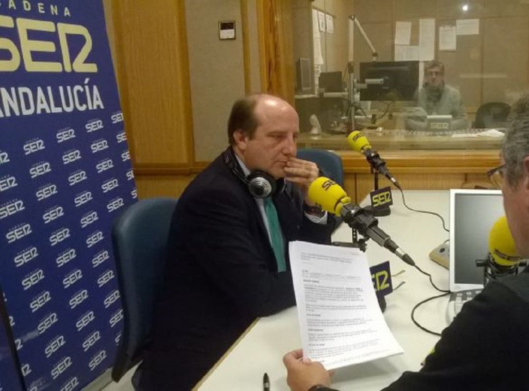 Imagen de archivo de Joaquín Moeckel en el estudio de Radio Sevilla Imagen de archivo de Joaquín Moeckel en el estudio de Radio Sevilla