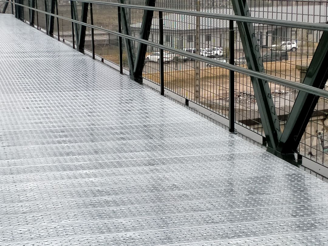 Nuevo pavimento en la pasarela de ADIF en la Estacion de Ferrocarril de Zamora Nuevo pavimento en la pasarela de ADIF en la Estacion de Ferrocarril de Zamora