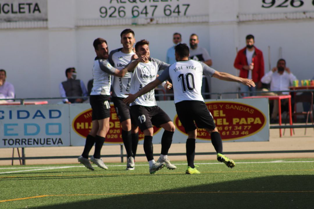 Los jugadores del Conquense celebran un gol en Manzanares Los jugadores del Conquense celebran un gol en Manzanares