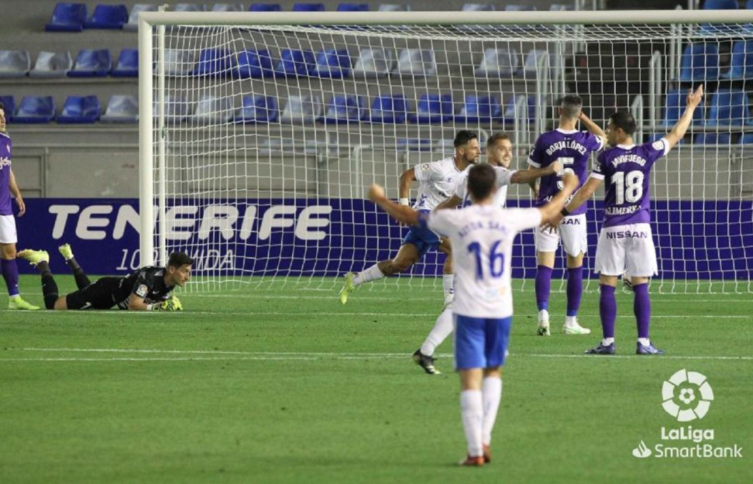 Los jugadores del Tenerife celebran el gol ante la resignación de los del Sporting. Los jugadores del Tenerife celebran el gol ante la resignación de los del Sporting.