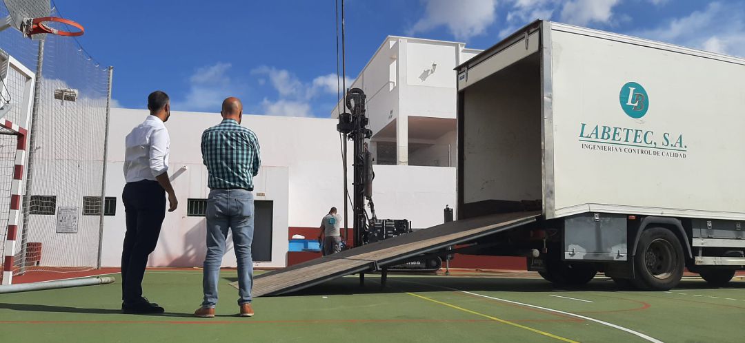 El alcalde de San Bartolomé, Alexis Tejera, y el concejal de Sanidad, Reaúl de León, visitando el lugar en el que se ubicará el nuevo Centro de Salud. El alcalde de San Bartolomé, Alexis Tejera, y el concejal de Sanidad, Reaúl de León, visitando el lugar en el que se ubicará el nuevo Centro de Salud.