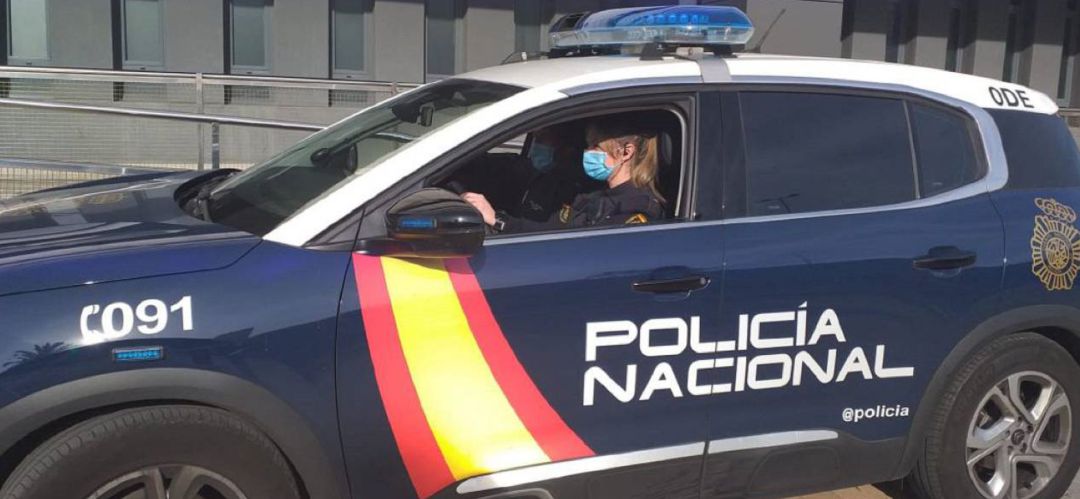 Los agentes de Policía Nacional tuvieron que evitar ser atropellados por el un hombre al que dieron el alto por haber robado dos vehículos. Los agentes de Policía Nacional tuvieron que evitar ser atropellados por el un hombre al que dieron el alto por haber robado dos vehículos.