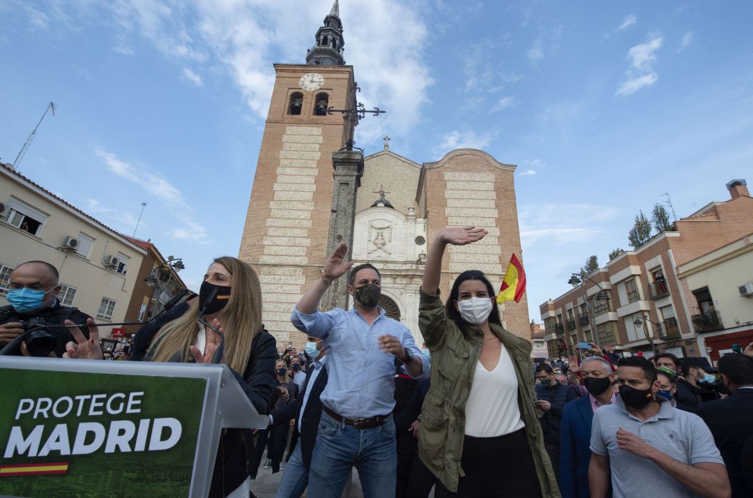 La candidata de Vox a la Presidencia de Madrid, Rocío Monasterio (d), acompañada del líder nacional del partido y director de campaña, Santiago Abascal (i), protagonizan un acto preelectoral este jueves en la Plaza de la Magdalena, junto a la Catedral de Getafe.
La candidata de Vox a la Presidencia de Madrid, Rocío Monasterio (d), acompañada del líder nacional del partido y director de campaña, Santiago Abascal (i), protagonizan un acto preelectoral este jueves en la Plaza de la Magdalena, junto a la Catedral de Getafe.