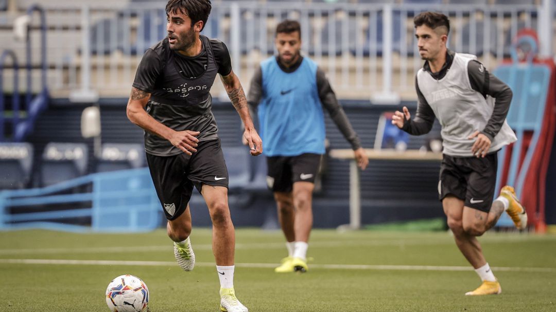 Escassi conduce el balón en el entrenamiento del viernes Escassi conduce el balón en el entrenamiento del viernes