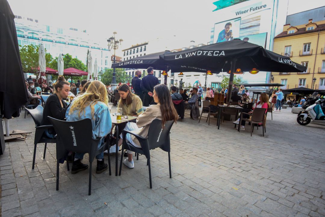 Varias personas, en la terraza de un bar en Madrid Varias personas, en la terraza de un bar en Madrid