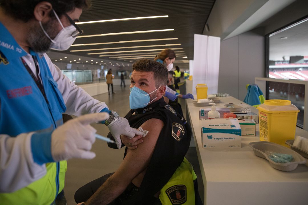 Vacunación a un policía en el Estadio Wanda Metropolitano de Madrid Vacunación a un policía en el Estadio Wanda Metropolitano de Madrid