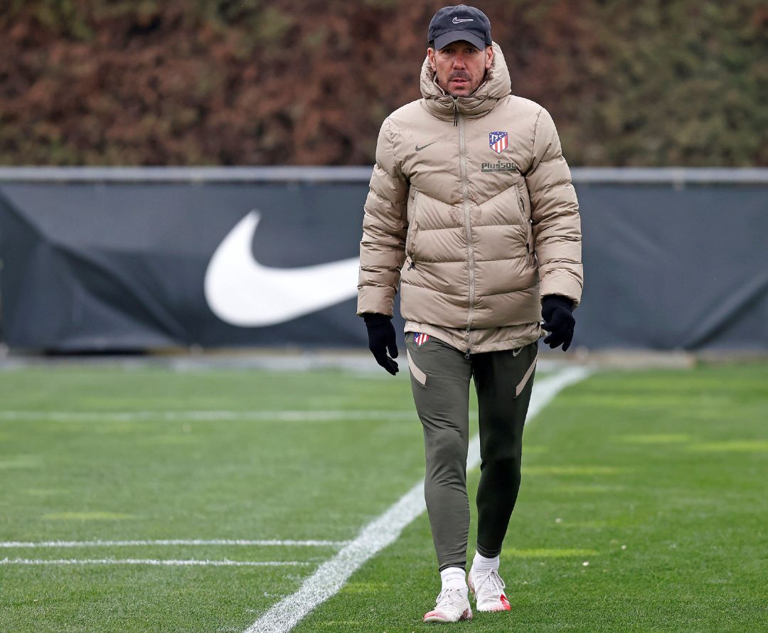 El entrenador del Atlético de Madrid, Diego Simeone, durante el entrenamiento El entrenador del Atlético de Madrid, Diego Simeone, durante el entrenamiento