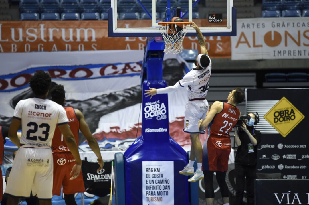 Kassius Robertson hace un mate en el partido disputado contra el Manresa Kassius Robertson hace un mate en el partido disputado contra el Manresa