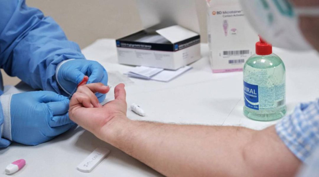 Un enfermero realiza un test de coronavirus a un hombre. Un enfermero realiza un test de coronavirus a un hombre.