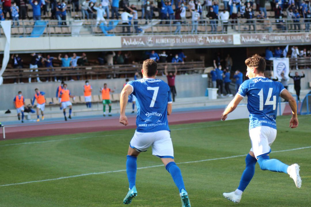 Javilillo y Jacobo corren alborozados tras el primer gol del segundo Javilillo y Jacobo corren alborozados tras el primer gol del segundo