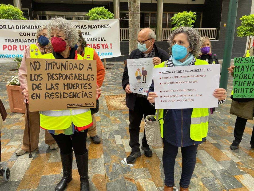 Familiares de ancianos fallecidos en residencias de la Región de Murcia reclaman justicia y una nueva Ley de Residencias Familiares de ancianos fallecidos en residencias de la Región de Murcia reclaman justicia y una nueva Ley de Residencias