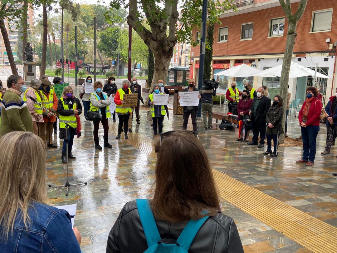 La portavoz de Podemos en la Asamblea Regional, María Marín, ha asistido a la concentración de Marea de Residencias La portavoz de Podemos en la Asamblea Regional, María Marín, ha asistido a la concentración de Marea de Residencias