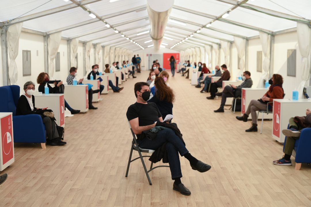 Varias personas acuden a un dispositivo de vacunación contra la Covid-19 en el Hospital de campaña de La Fe, en València. Varias personas acuden a un dispositivo de vacunación contra la Covid-19 en el Hospital de campaña de La Fe, en València.
