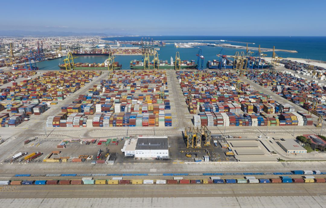 El proyecto pretende construir una gran terminal de contenedores en la ampliación norte del puerto de València (en la parte superior de la imagen). El proyecto pretende construir una gran terminal de contenedores en la ampliación norte del puerto de València (en la parte superior de la imagen).