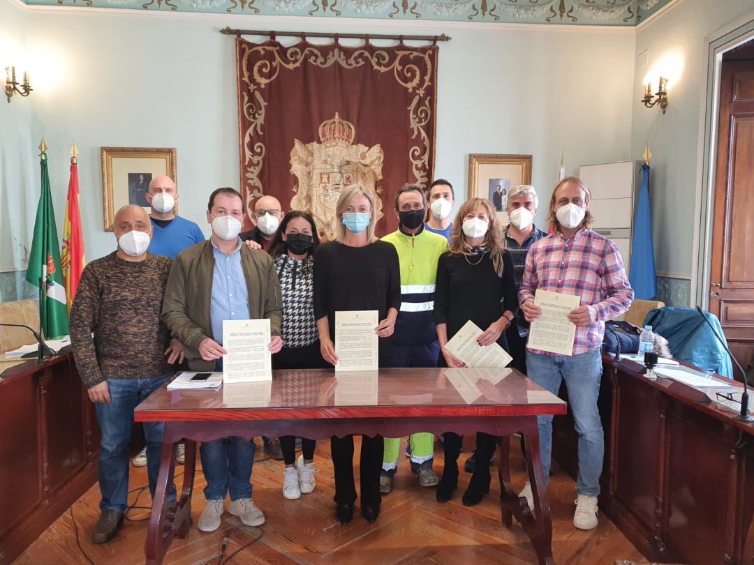La alcaldesa de Castro Urdiales, Susana Herrán, acompañada de los representantes sindicales. La alcaldesa de Castro Urdiales, Susana Herrán, acompañada de los representantes sindicales.