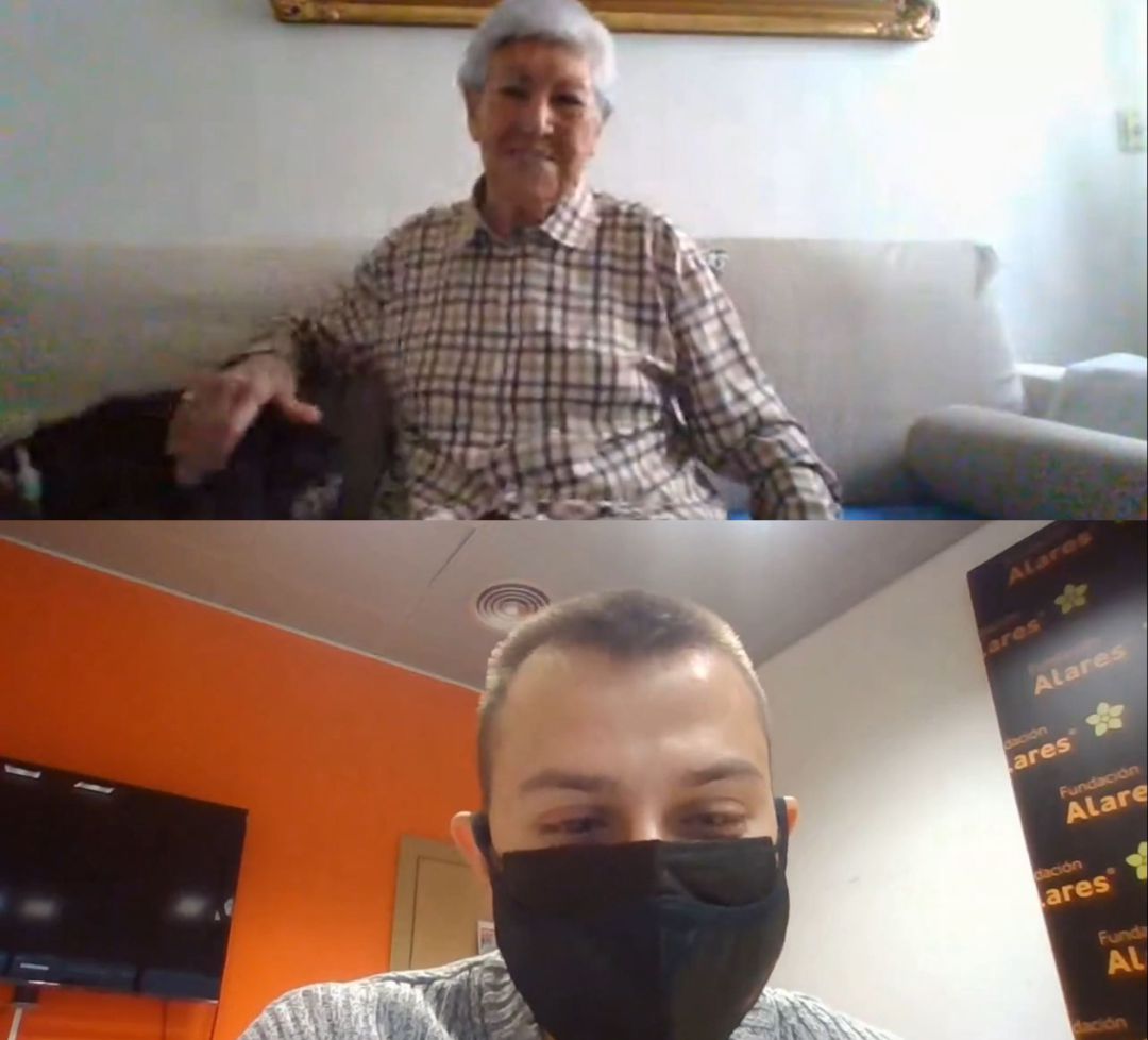 Lola (usuario de la fundación) hablando con un miembro del programa 'Ilumina una vida' Lola (usuario de la fundación) hablando con un miembro del programa 'Ilumina una vida'