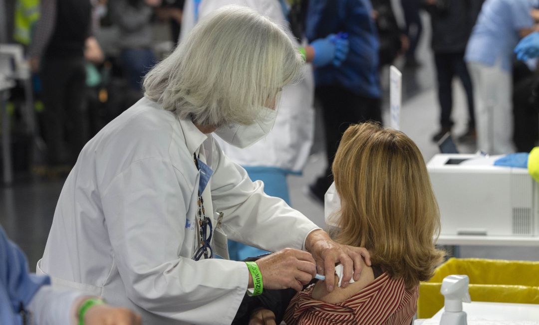 Una trabajadora sanitaria administra la primera dosis de la vacuna AstraZeneca contra el Covid-19 a una persona en el Wizink Center. Una trabajadora sanitaria administra la primera dosis de la vacuna AstraZeneca contra el Covid-19 a una persona en el Wizink Center.