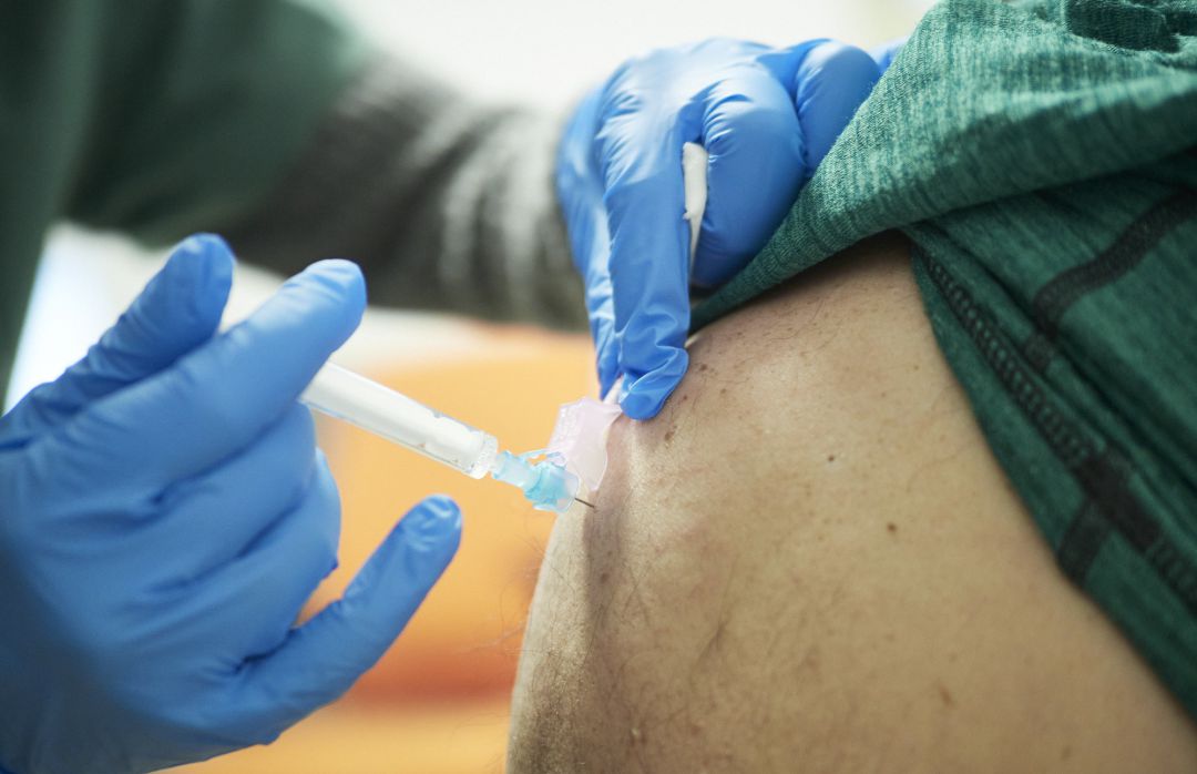 Francia espaciará la vacunación con Pfizer y Moderna para poder inocular a más personas de la primera dosis. Francia espaciará la vacunación con Pfizer y Moderna para poder inocular a más personas de la primera dosis.