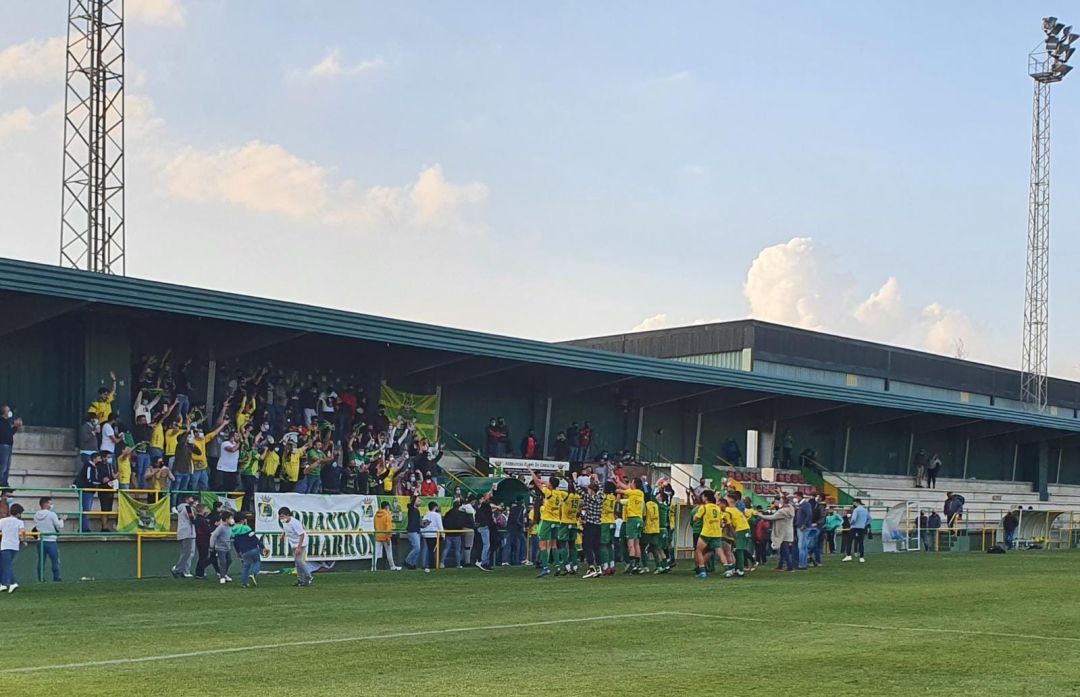 La plantilla festeja el triunfo. La plantilla festeja el triunfo.