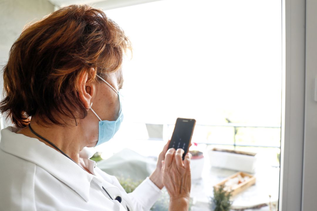 Archivo - Una mujer con discapacidad auditiva mira su teléfono durante la pandemia. Archivo - Una mujer con discapacidad auditiva mira su teléfono durante la pandemia.