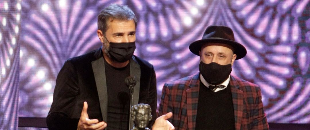 El director Alfonso Zarauza (d) y el productor Xavi Font (i) tras recibir el premio al mejor largometraje, por la película Ons, en los Premios Mestre Mateo que celebran este año su XIX edición en una ceremonia presencial, tras un año de pandemia, hoy sábado en A Coruña El director Alfonso Zarauza (d) y el productor Xavi Font (i) tras recibir el premio al mejor largometraje, por la película Ons, en los Premios Mestre Mateo que celebran este año su XIX edición en una ceremonia presencial, tras un año de pandemia, hoy sábado en A Coruña
