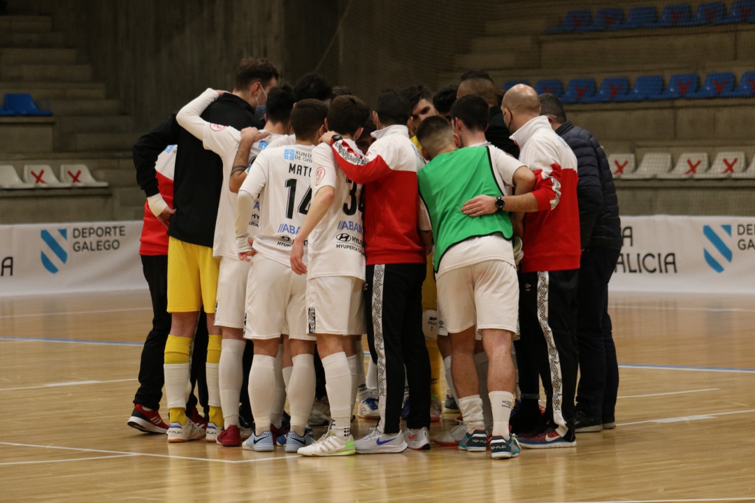 Los integrantes del Santiago hacen piña tras el partido ante el Bisontes de Castellón Los integrantes del Santiago hacen piña tras el partido ante el Bisontes de Castellón