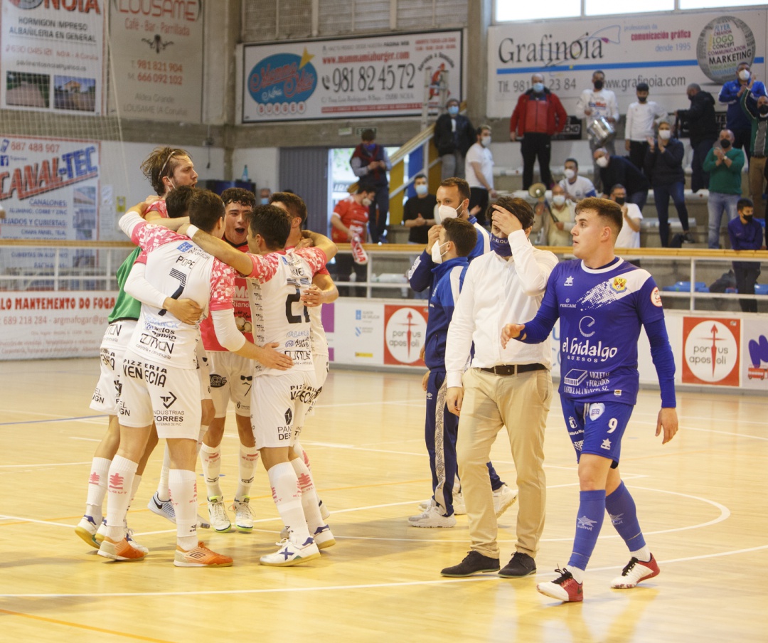 Los jugadores del Noia celebran el éxito del campeonato en la pista del Agustín Mourís Los jugadores del Noia celebran el éxito del campeonato en la pista del Agustín Mourís
