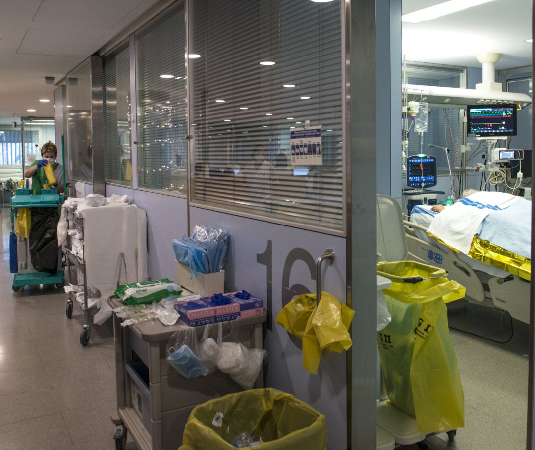 Imagen de archivo de una unidad de cuidados intensivos para pacientes covid. Imagen de archivo de una unidad de cuidados intensivos para pacientes covid.