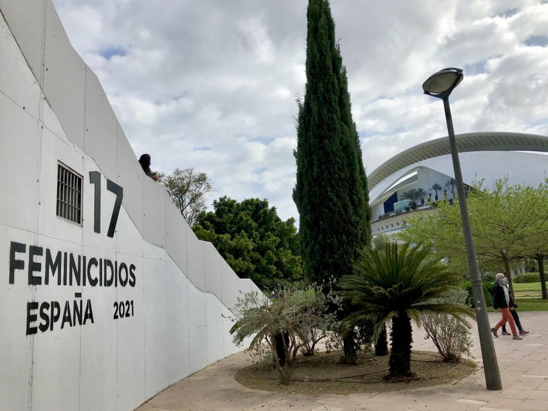 La asociación Alanna, dedicada al apoyo a mujeres víctimas de violencia machista, ha instalado un nuevo contador de feminicidios en València, en el antiguo cauce del río Túria La asociación Alanna, dedicada al apoyo a mujeres víctimas de violencia machista, ha instalado un nuevo contador de feminicidios en València, en el antiguo cauce del río Túria
