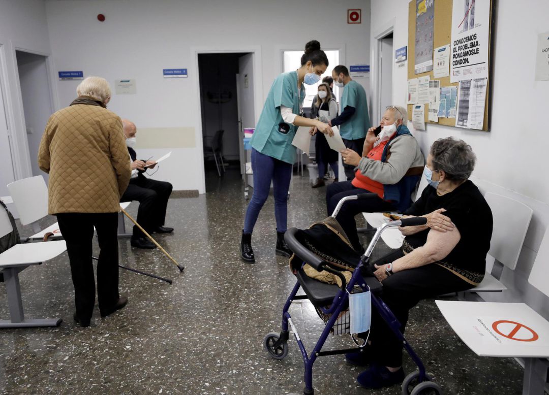 Una sanitaria entrega los certificados de vacunación a las personas mayores que se han vacunado en el ambulatorio de la calle Chile de València. Una sanitaria entrega los certificados de vacunación a las personas mayores que se han vacunado en el ambulatorio de la calle Chile de València.