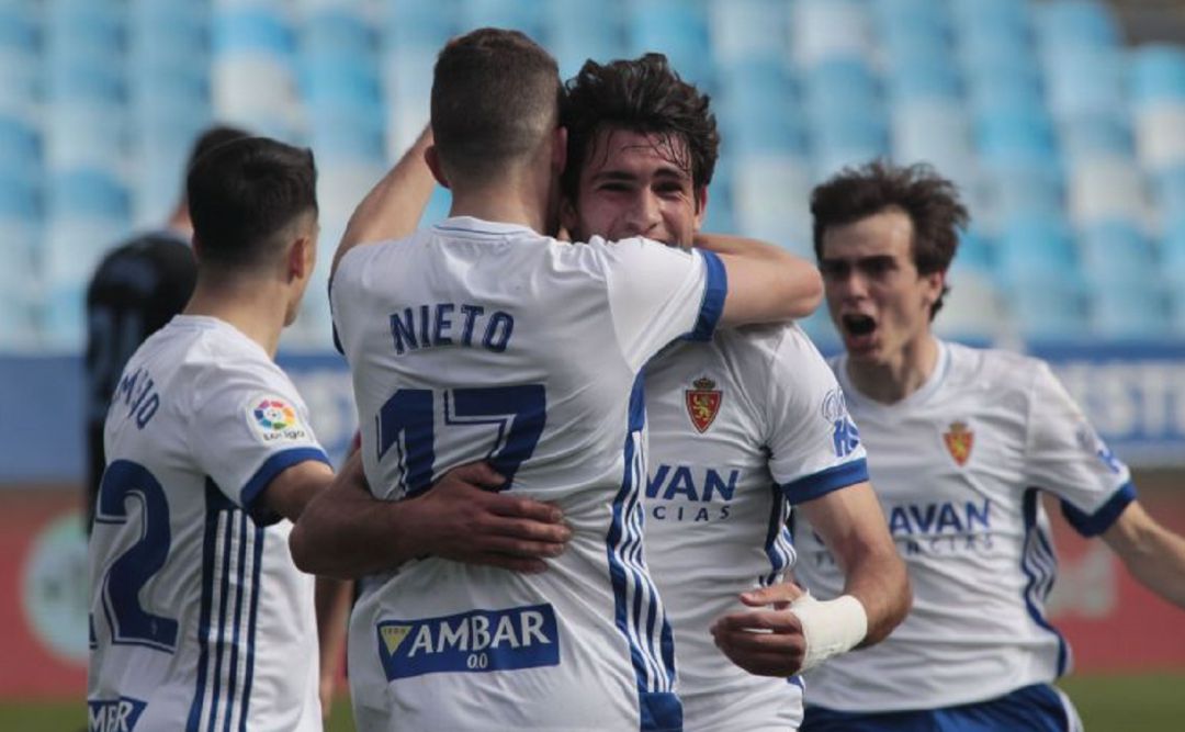 Nieto y Azón celebran el gol de la victoria Nieto y Azón celebran el gol de la victoria