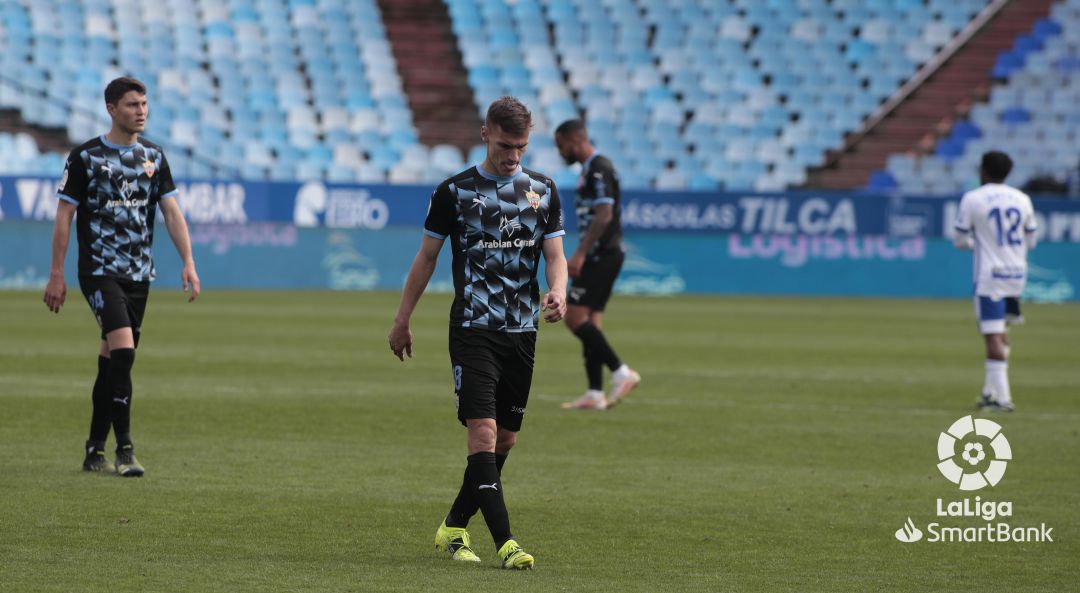 Decepción en el Almería tras encajar el segundo gol del Zaragoza. Decepción en el Almería tras encajar el segundo gol del Zaragoza.