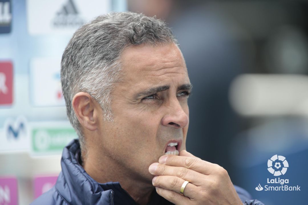 José Gomes pensativo en la banda de La Romareda. José Gomes pensativo en la banda de La Romareda.