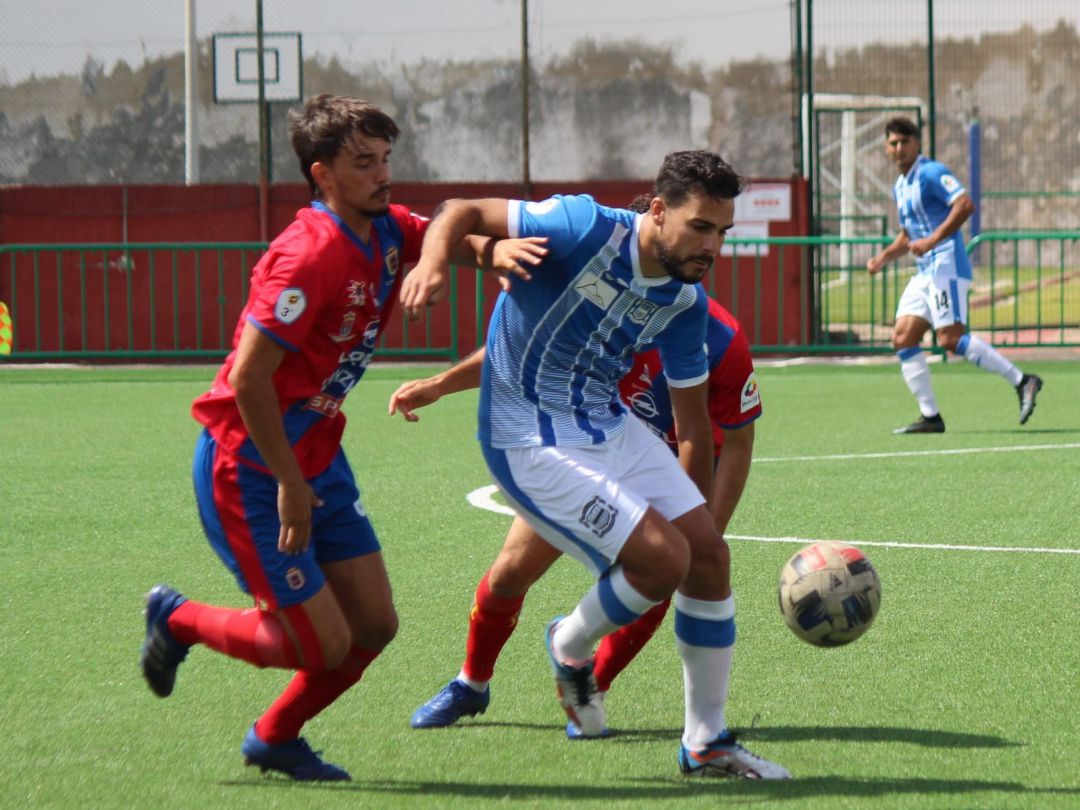 Conejeros y majoreros luchando por el balón. Conejeros y majoreros luchando por el balón.