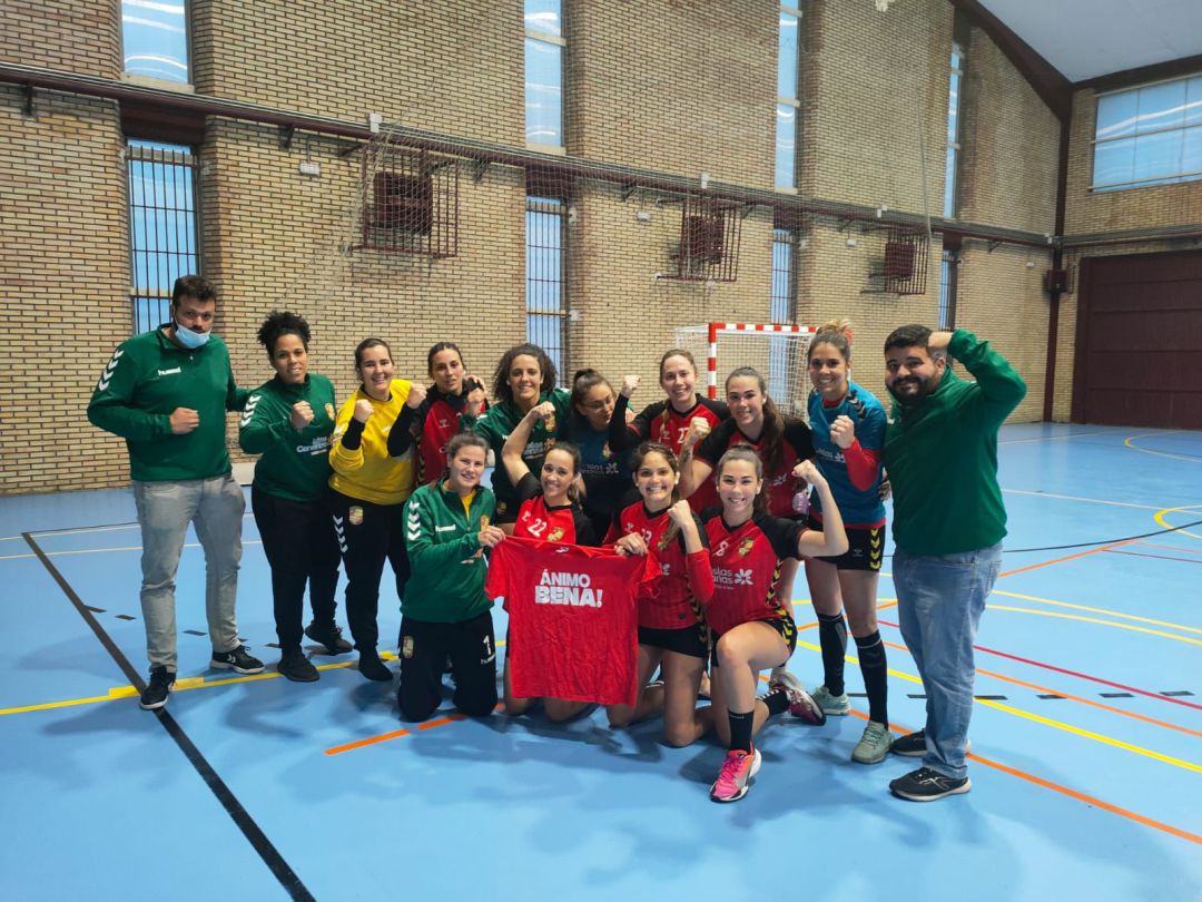 Jugadoras y cuerpo técnico dedicando la victoria a Bena. Jugadoras y cuerpo técnico dedicando la victoria a Bena.