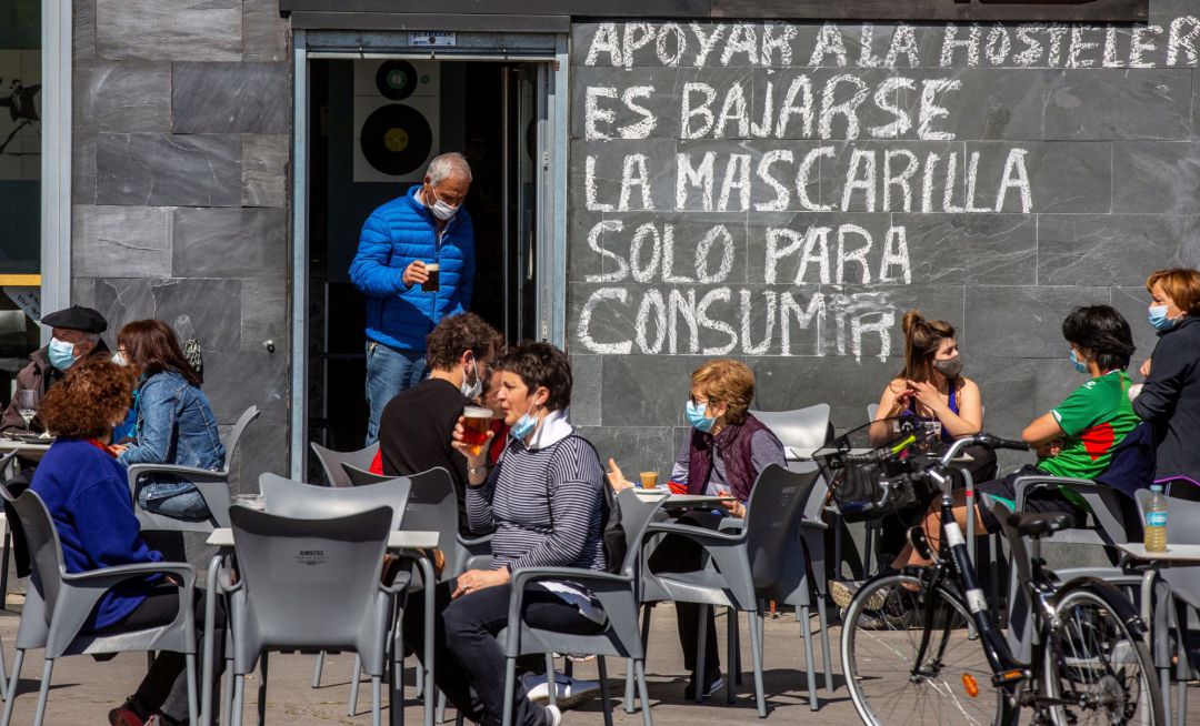 Una pintada invita a cumplir con el uso de la mascarilla en un bar de Vitoria Una pintada invita a cumplir con el uso de la mascarilla en un bar de Vitoria