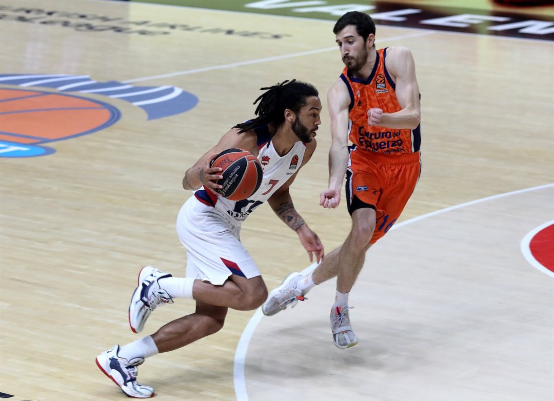 Henry en el partido de Valencia. Henry en el partido de Valencia.