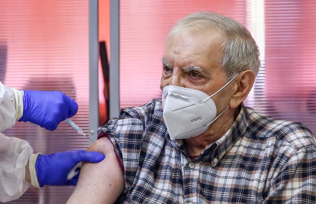 José Antonio es vacunado durante el primer día de vacunación contra la Covid-19 en España, en la residencia de mayores Vallecas. José Antonio es vacunado durante el primer día de vacunación contra la Covid-19 en España, en la residencia de mayores Vallecas.