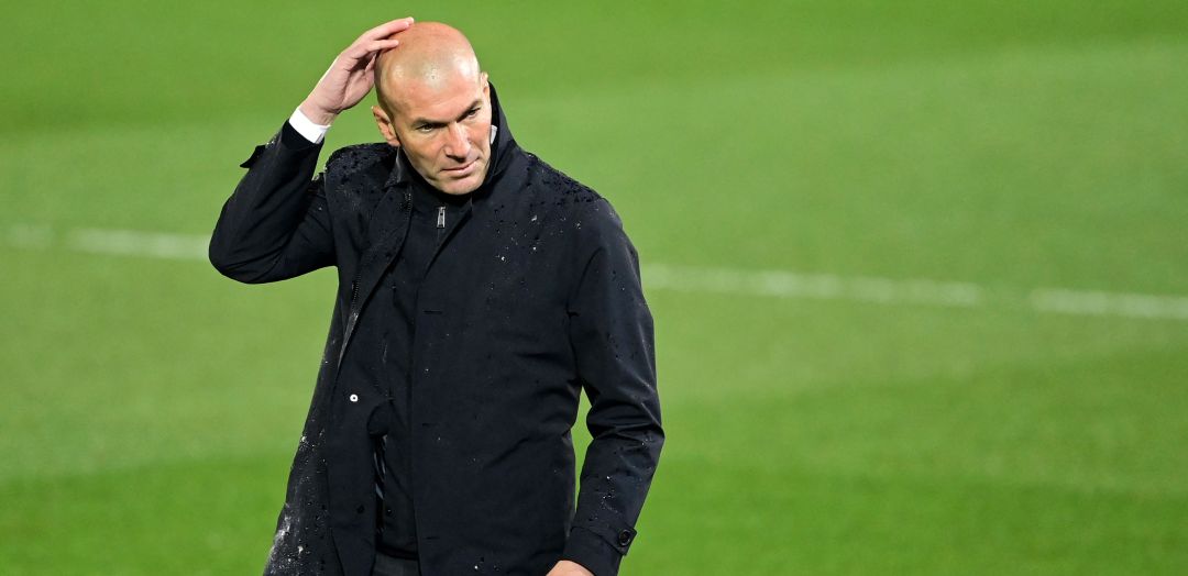 Zinedine Zidane, durante el Clásico ante el Barcelona Zinedine Zidane, durante el Clásico ante el Barcelona