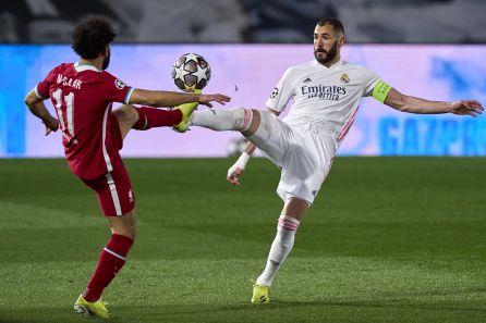 Karim Benzema, del Real Madrid y Mohamed Salah, del Liverpool durante la idea de cuartos de final de la Champions. Karim Benzema, del Real Madrid y Mohamed Salah, del Liverpool durante la idea de cuartos de final de la Champions.