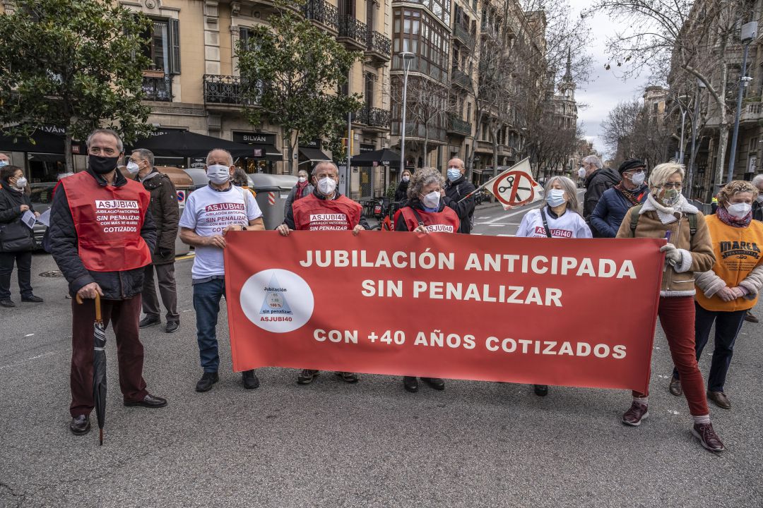 Manifestación de 'La Marea Pensionista' frente a la delegación del Gobierno en Barcelona en defensa de las pensiones. Manifestación de 'La Marea Pensionista' frente a la delegación del Gobierno en Barcelona en defensa de las pensiones.