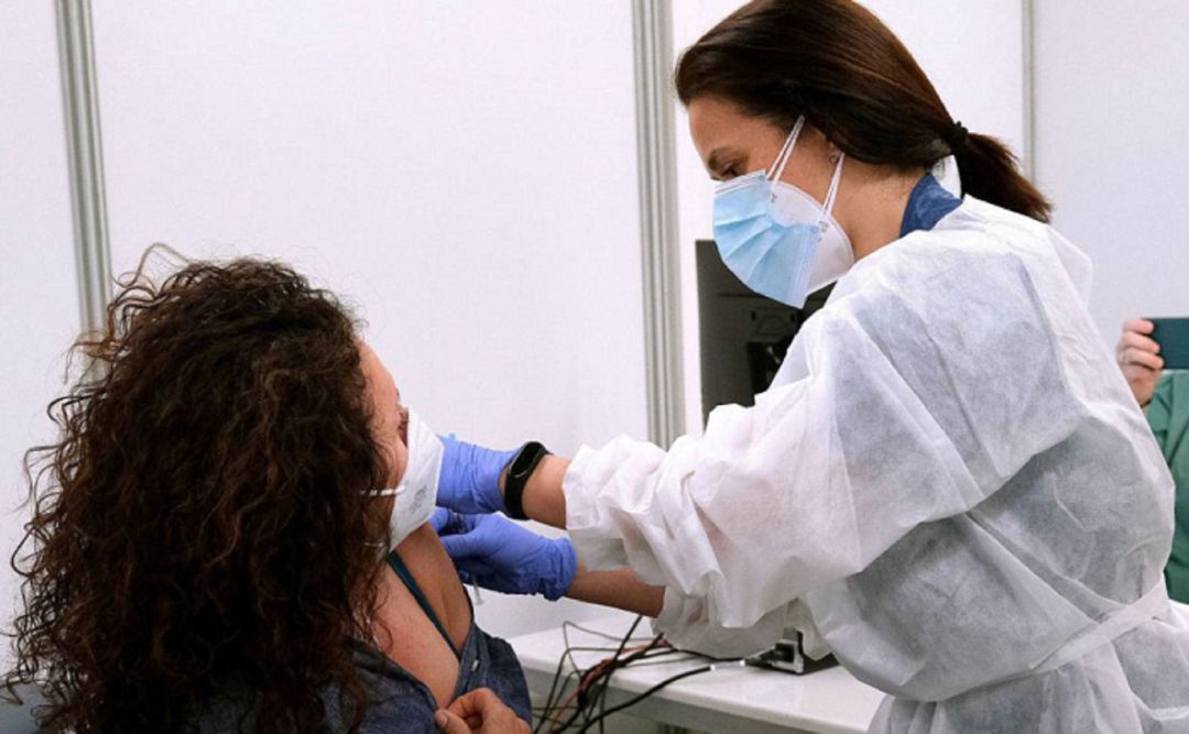 Una vacunación a una mujer. Una vacunación a una mujer.