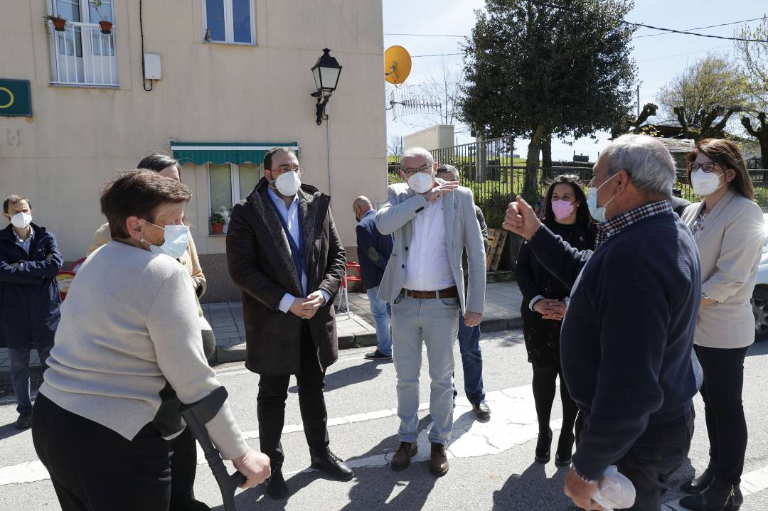 El Presidente, Adrián Barbón, charla amigablemente con los vecinos de la parroquia allerana de Berducedo. El Presidente, Adrián Barbón, charla amigablemente con los vecinos de la parroquia allerana de Berducedo.