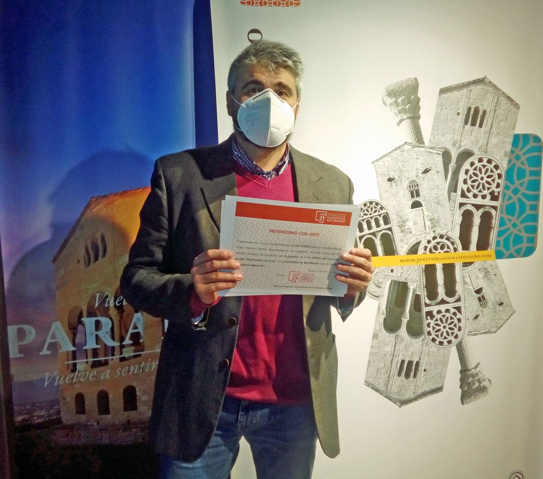 El historiador y profesor con su premio El historiador y profesor con su premio