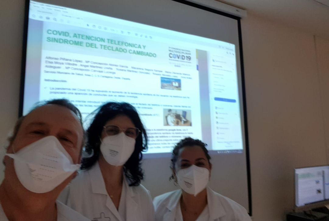 El coordinador médico del Centro de Salud Cartgen Oeste, Alfonso Piñana, junto a dos de las profesionales que han participado en el trabajo El coordinador médico del Centro de Salud Cartgen Oeste, Alfonso Piñana, junto a dos de las profesionales que han participado en el trabajo