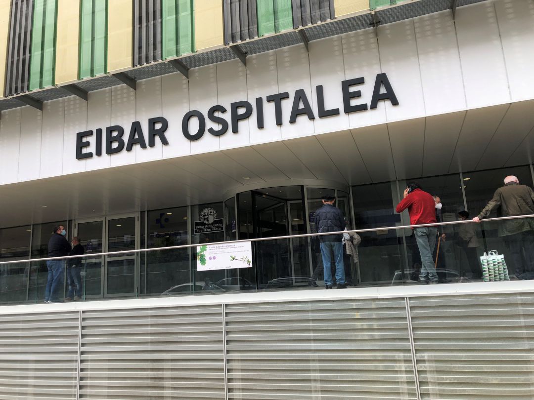 Cola en la puerta del hospital de Eibar, con motivo de la administración de vacunas Cola en la puerta del hospital de Eibar, con motivo de la administración de vacunas
