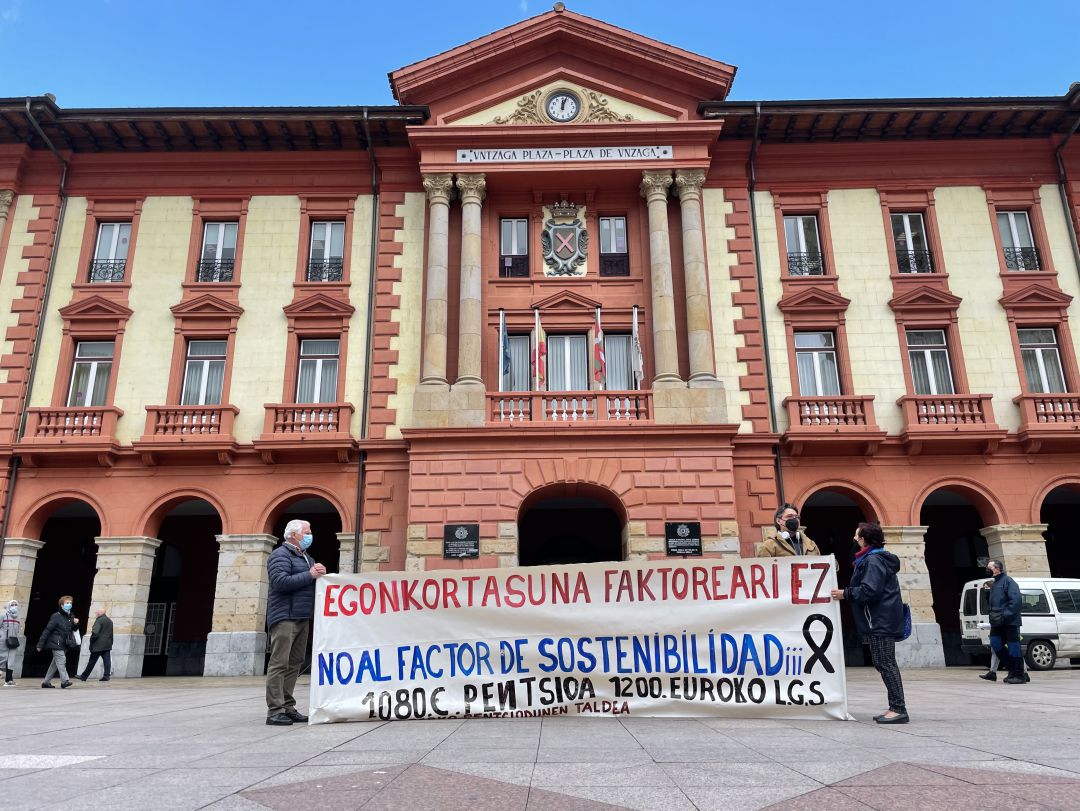 EL grupo de pensionistas se concentran como cada lunes frente al Ayuntamiento de Eibar EL grupo de pensionistas se concentran como cada lunes frente al Ayuntamiento de Eibar