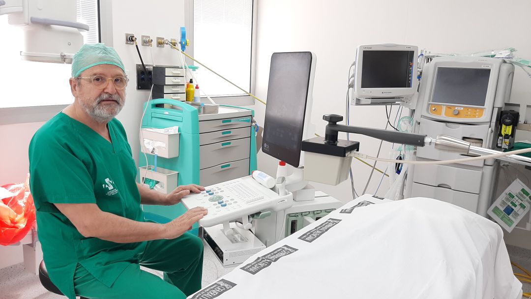 El Dr. Ernesto Nova con el nuevo ecógrafo por fusión El Dr. Ernesto Nova con el nuevo ecógrafo por fusión